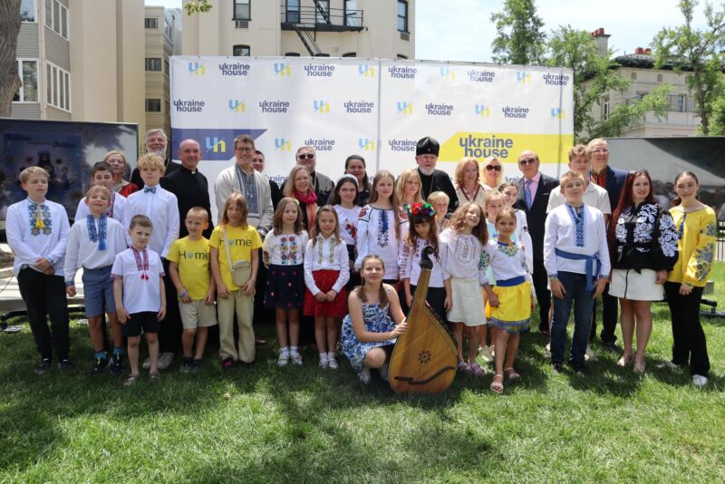 UA School children with distinguished guests | UNWLA - Ukrainian National Womens League of America